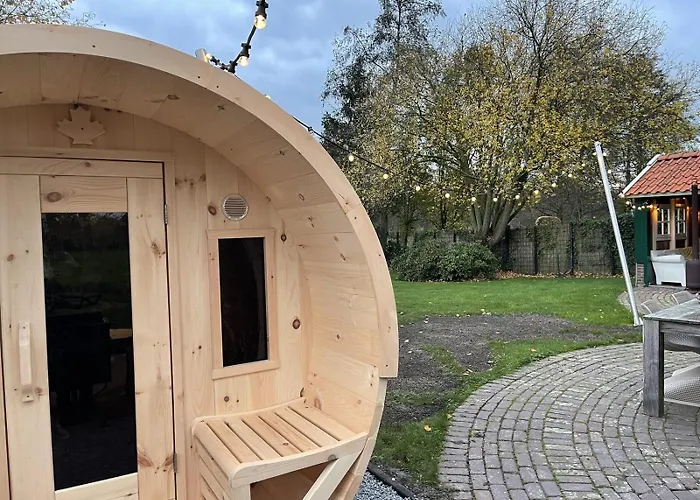 De Kastanje 5-persoons met overdekte lounge en hottub, barrelsauna, stoomsauna, ligbad, sunshower, wifi