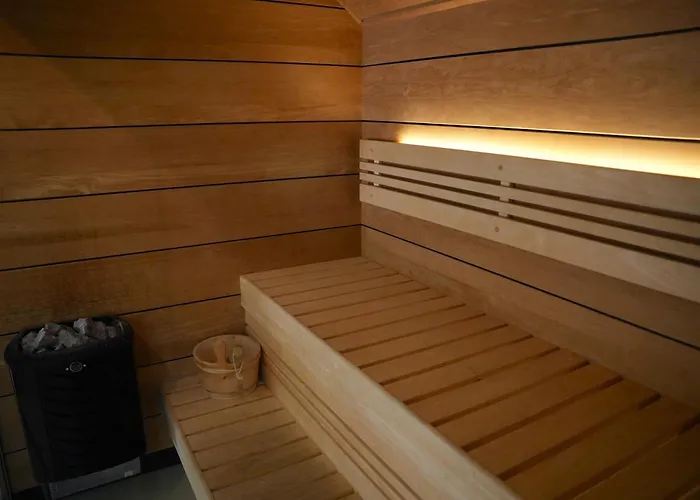 De Brittenburg 4-persoons, finse sauna, hottub, sunshower, grote zonnige omheinde tuin, wifi en huisdier vriendelijk