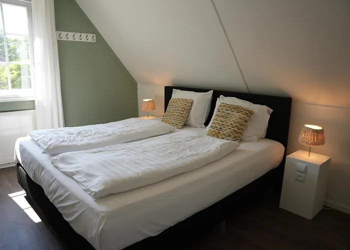 De Brittenburg 4-persoons, finse sauna, hottub, sunshower, grote zonnige omheinde tuin, wifi en huisdier vriendelijk