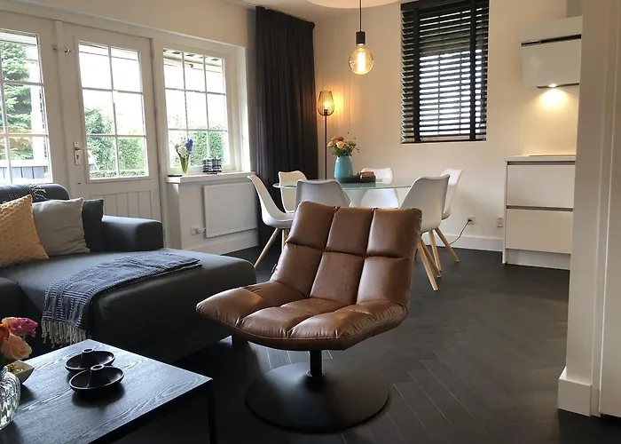 De Lindenburg met privé hottub, sunshower, sauna, grote tuin met weidezicht en vrije ligging, 6-persoons