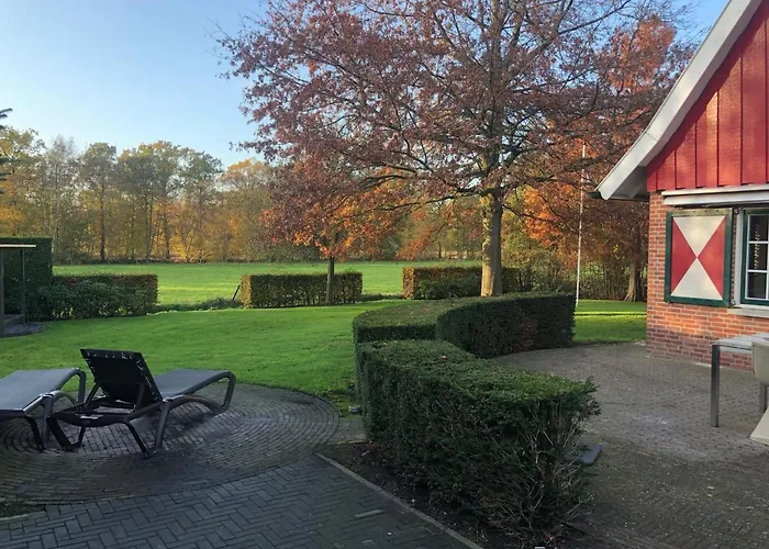 De Lindenburg met privé hottub, sunshower, sauna, grote tuin met weidezicht en vrije ligging, 6-persoons